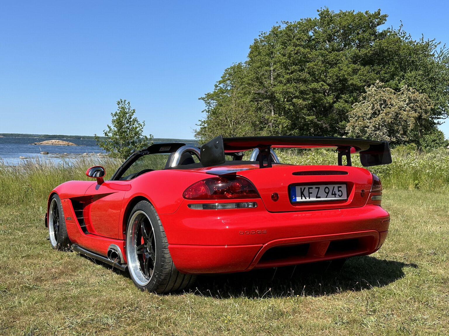 Exterior image of 2004 Dodge Viper SRT-10 (9)