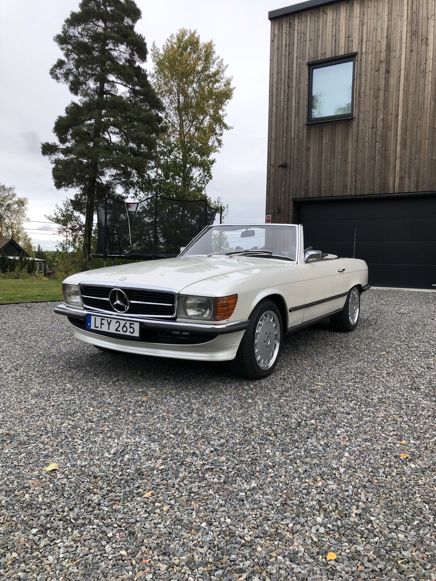 Exterior image of 1972 Mercedes-Benz 350 SL