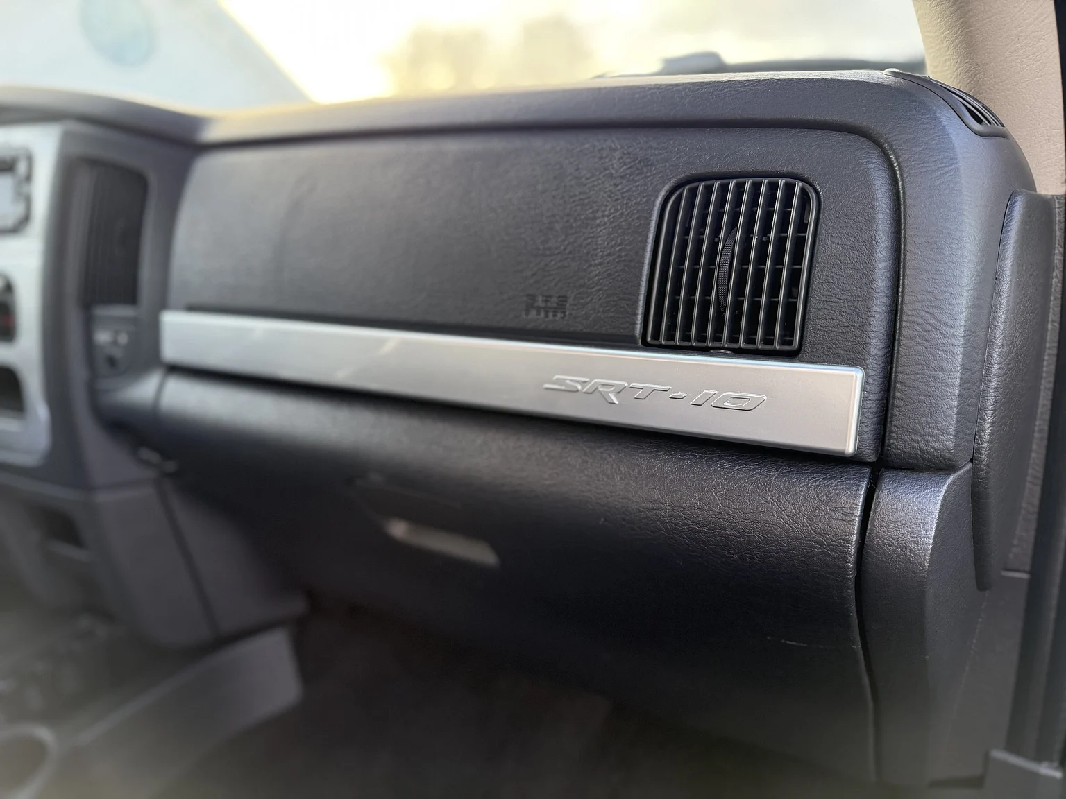 Interior image of 2005 Dodge RAM SRT-10 Regular Cab Manual  (26)