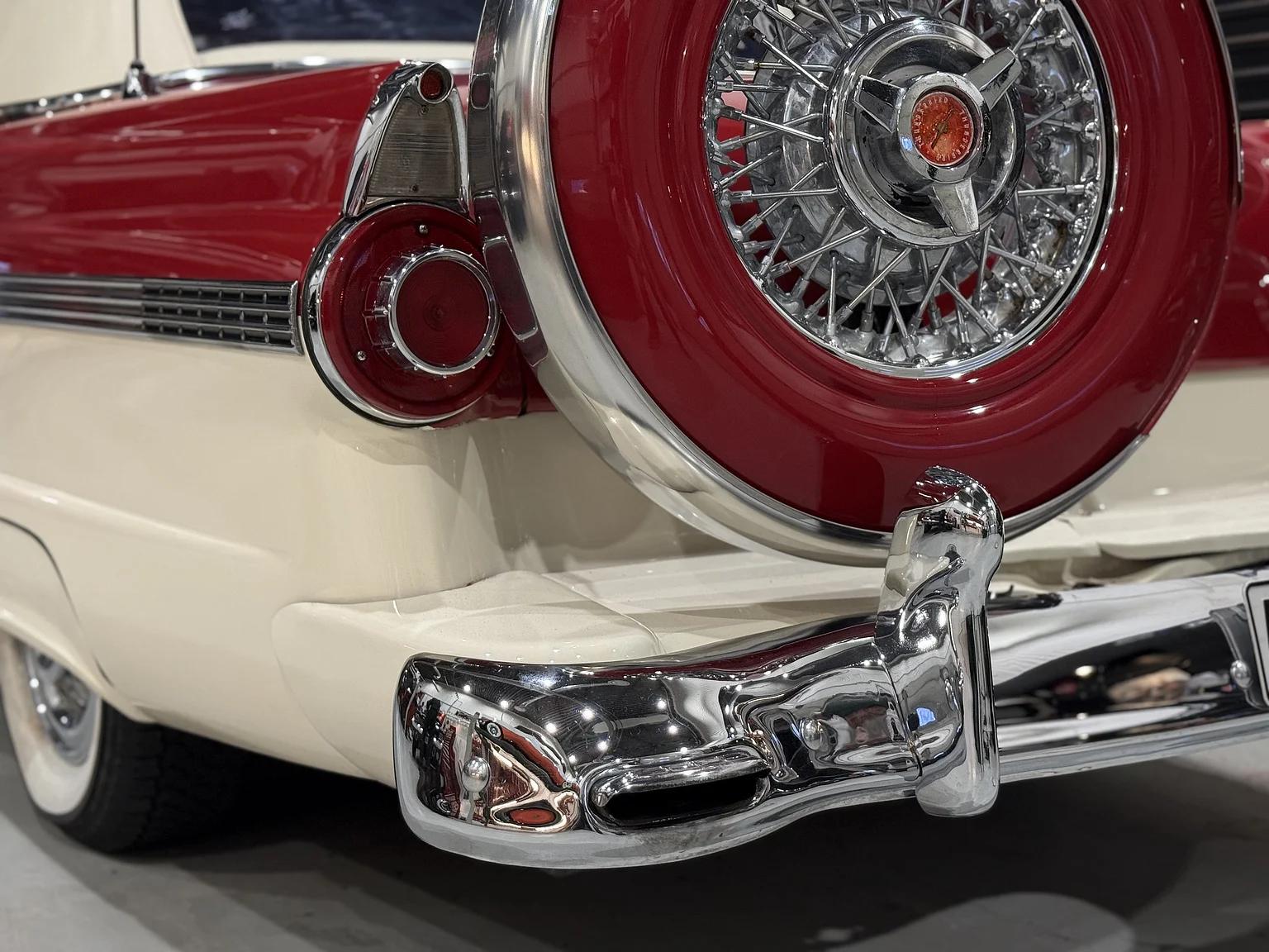 Aussenfoto 1956 Ford Fairlane Sunliner V8 5.1 (34)