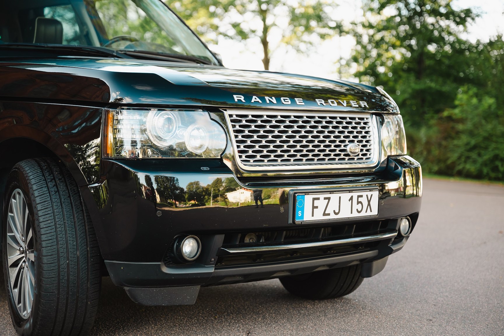 Exterior image of 2012 Range Rover 4.4 TDV8 Westminster 