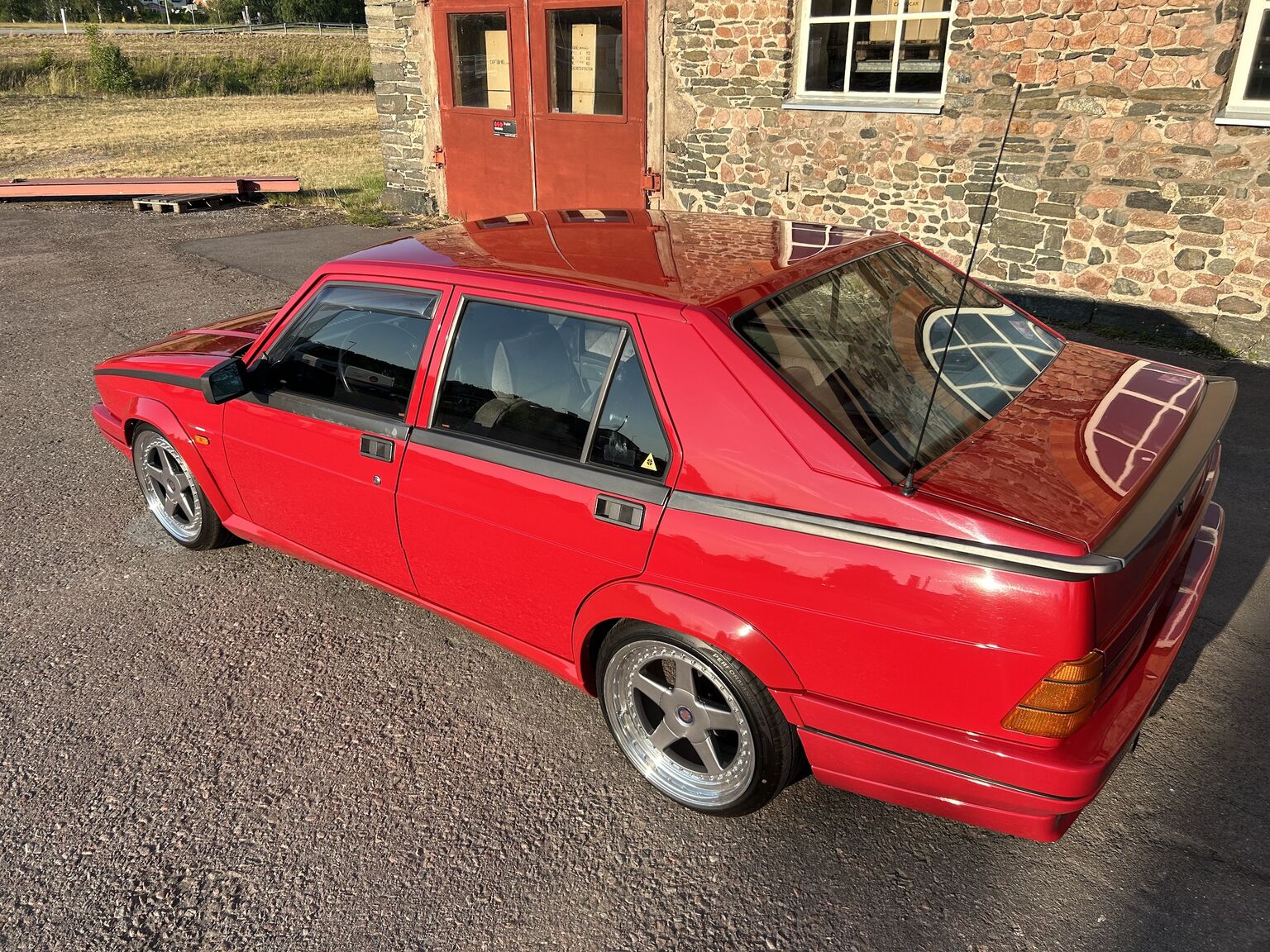 Exterior image of 1988 Alfa Romeo 75 (9)