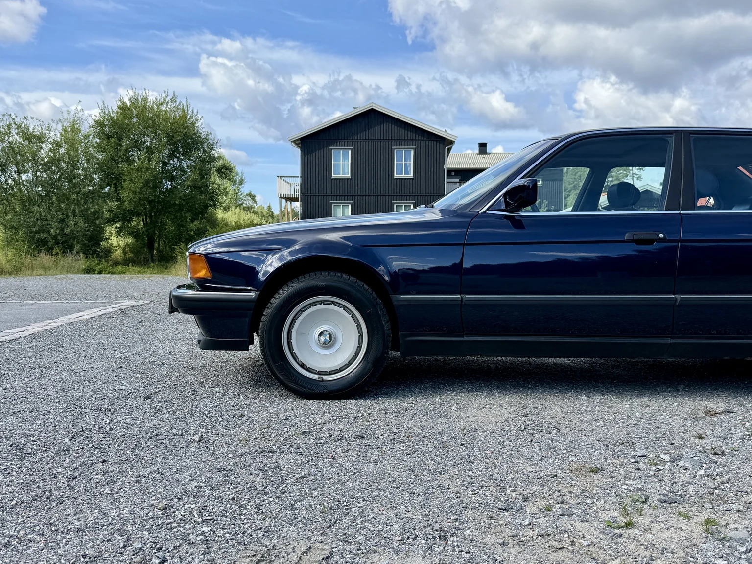 Exterior image of 1990 BMW 750i (9)