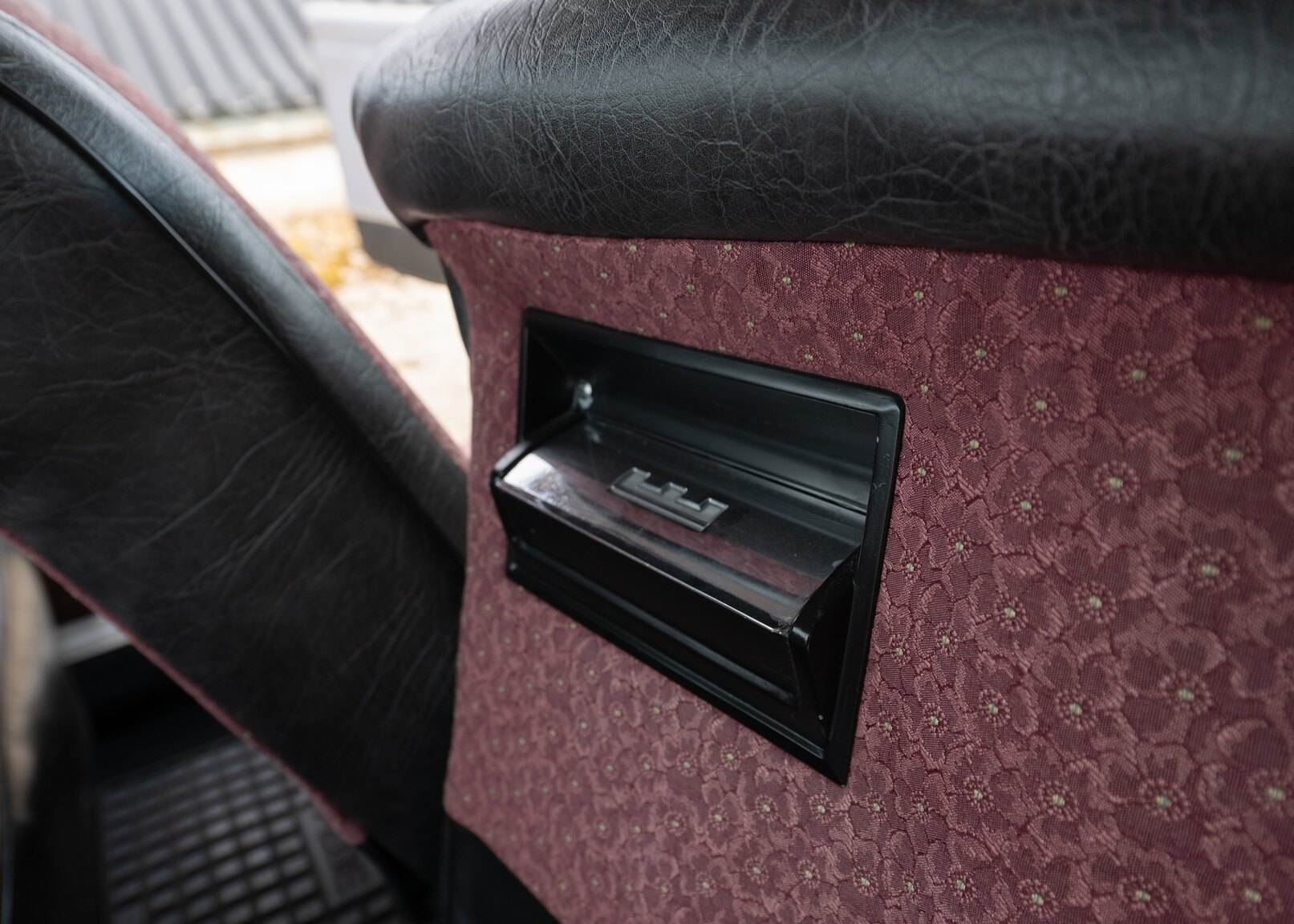 Interior image of 1961 Chrysler New Yorker Sedan (36)