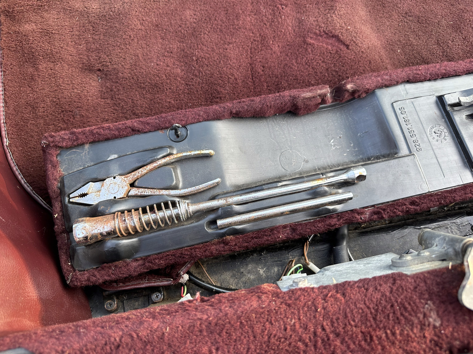 Interior image of 1985 Porsche 928 (58)