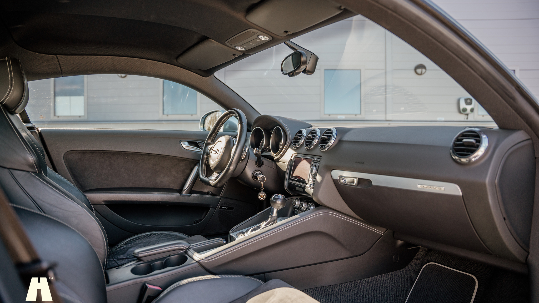 Interior image of 2009 Audi TTS (4)