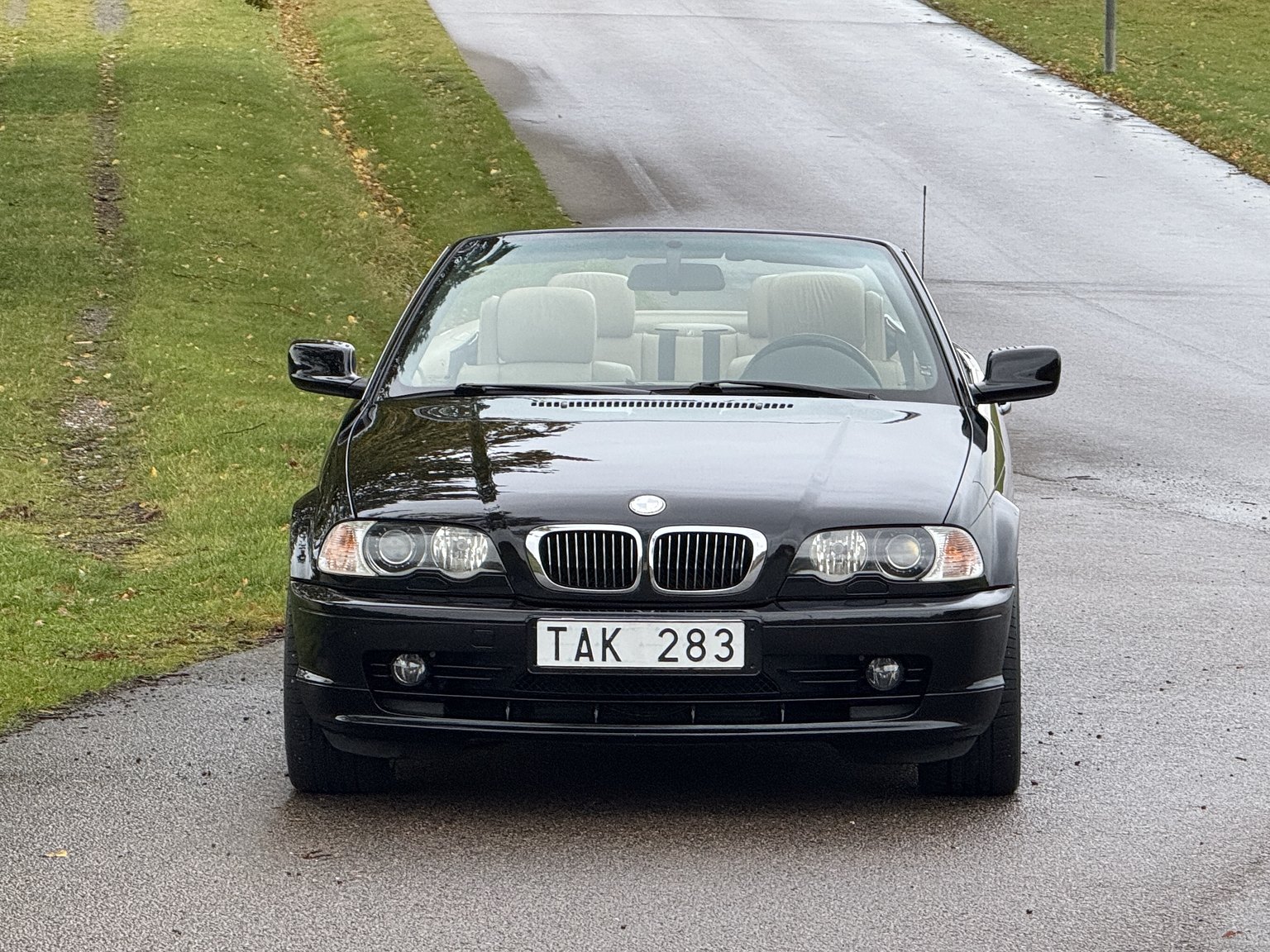 Exteriörbild på 2001 BMW 325IA CAB