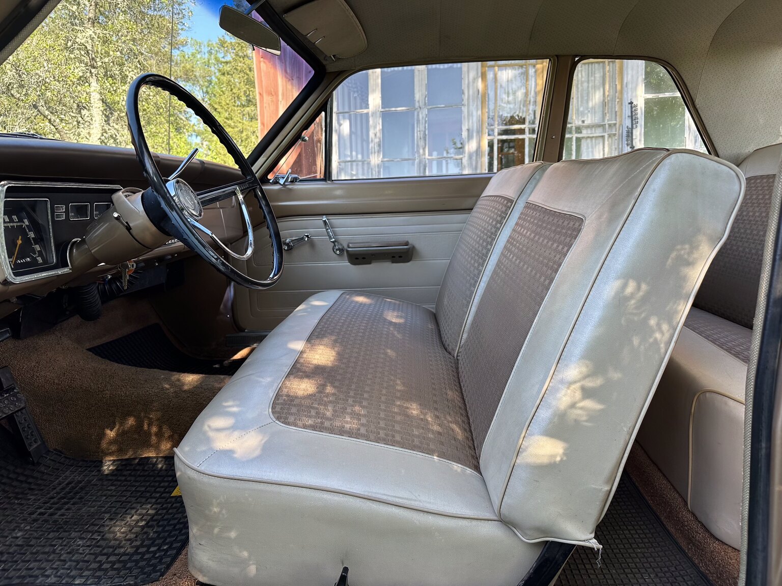 Interiörbild 1966 Plymouth Valiant 100 2-door Sedan