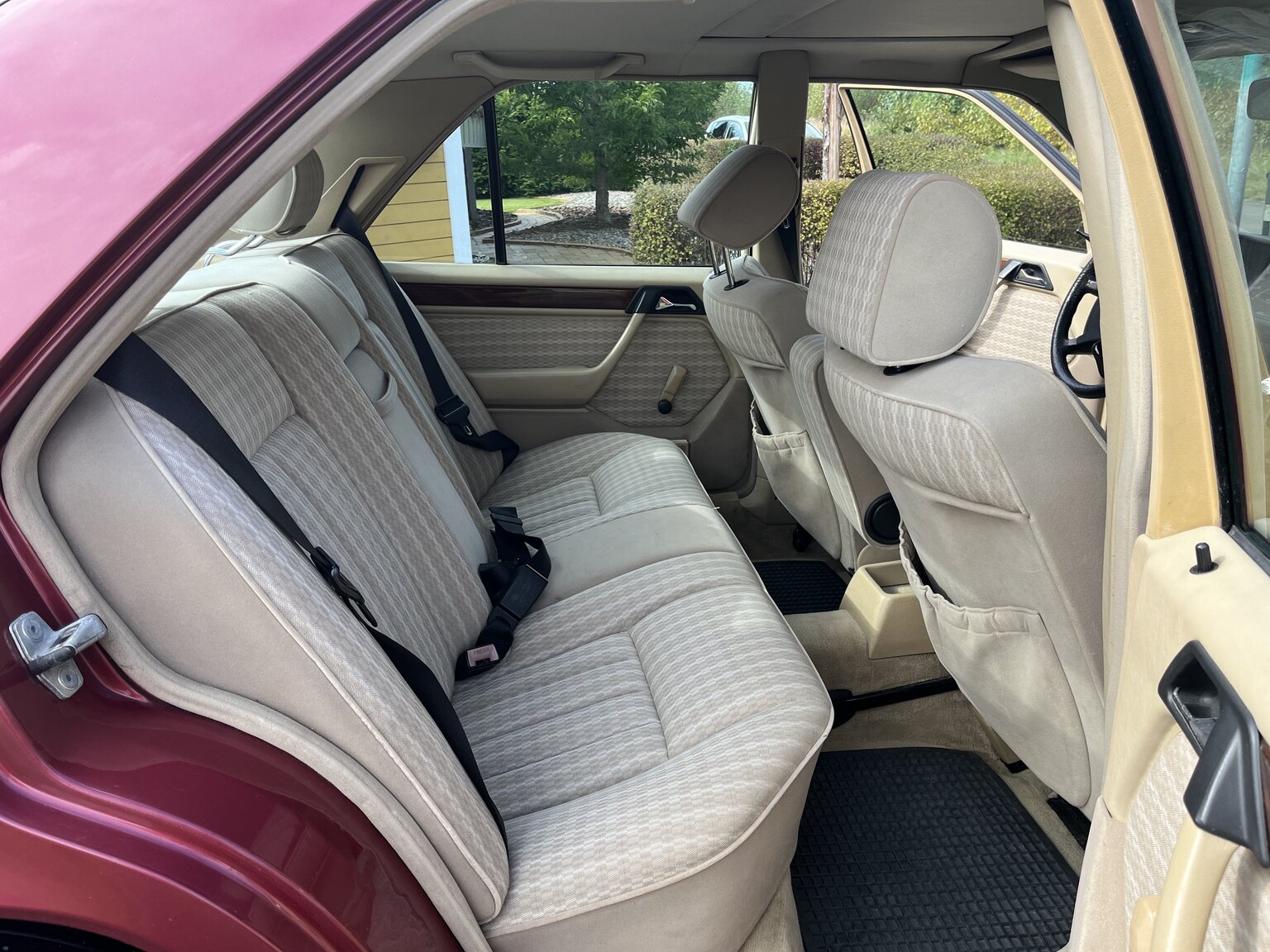 Innenraumfoto von 1990 Mercedes-Benz 230 E