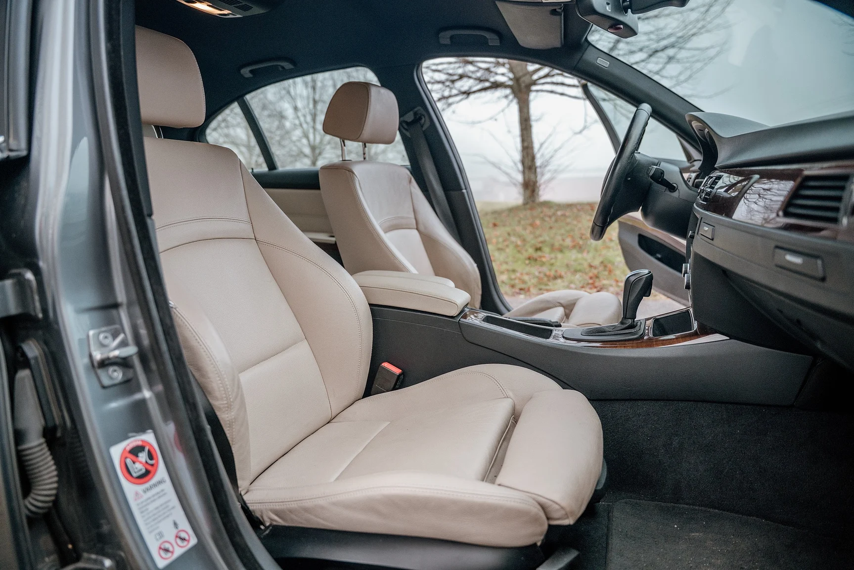 Interior image of 2010 BMW 325i Sedan (6)