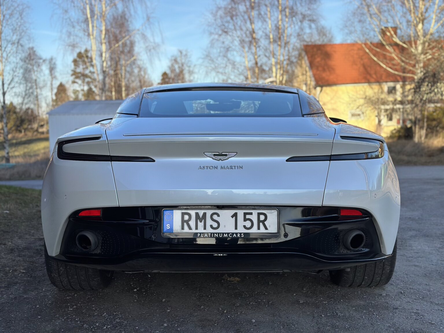 Exteriörbild på 2018 Aston Martin DB11