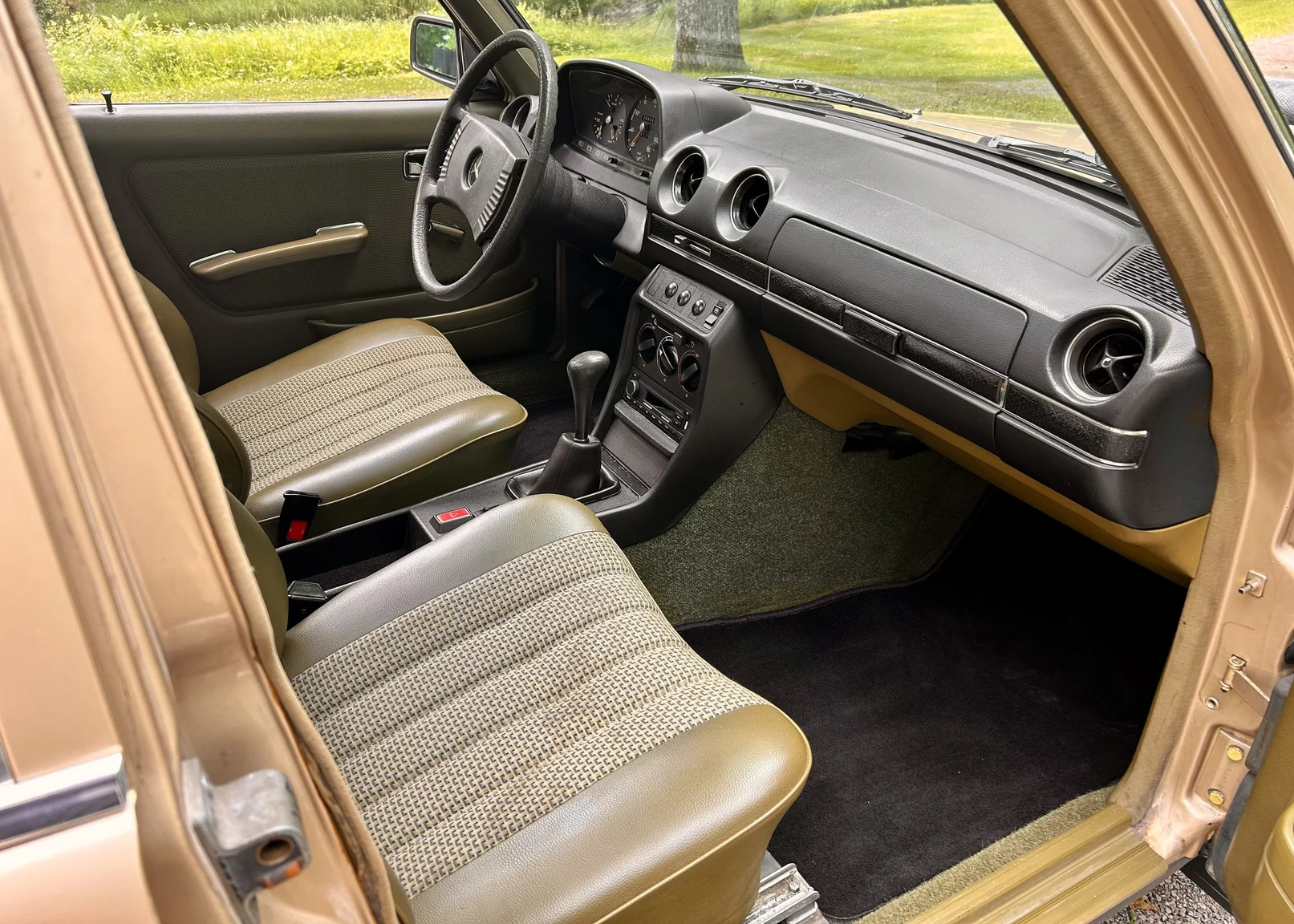 Interiörbild 1976 Mercedes-Benz 300 D (12)