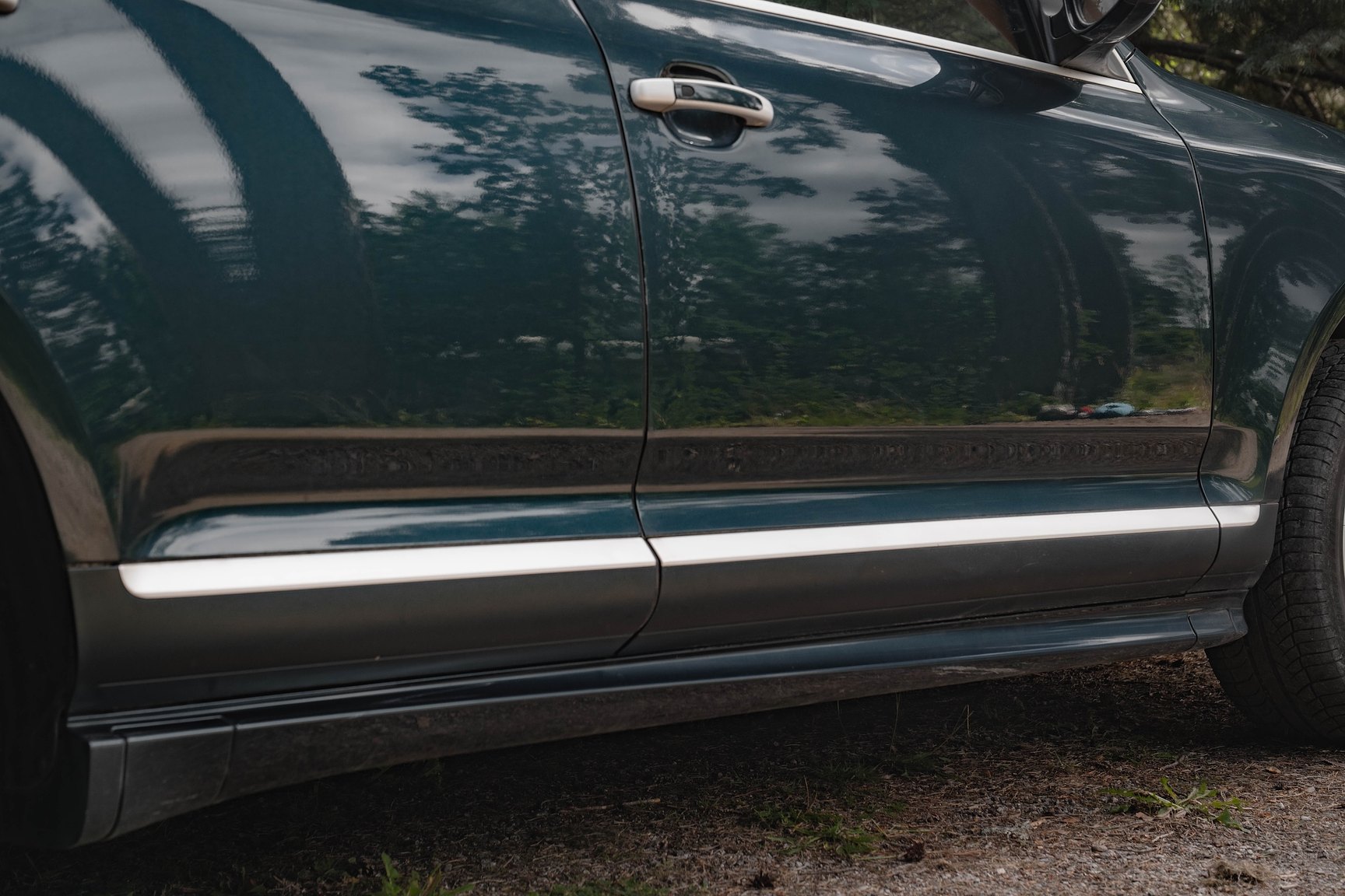 Exterior image of 2005 Porsche Cayenne Turbo WLS