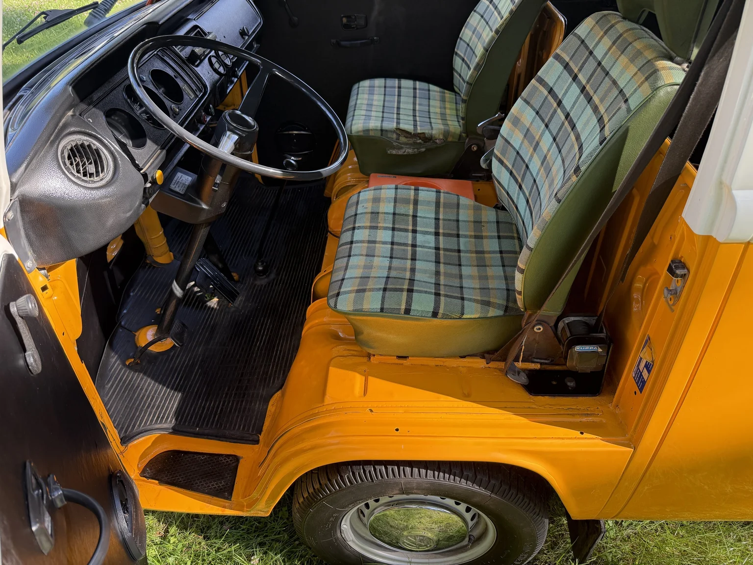 Innenraumfoto von 1975 Volkswagen Transporter Campervan (8)