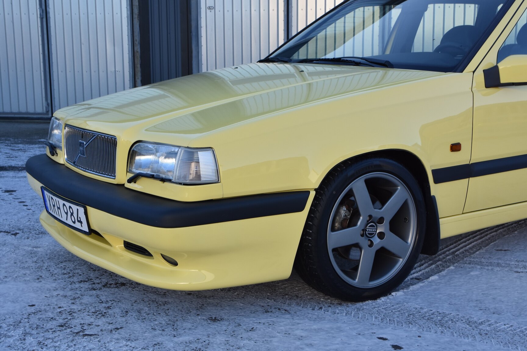 Exterior image of 1995 Volvo 850 T-5R Kombi