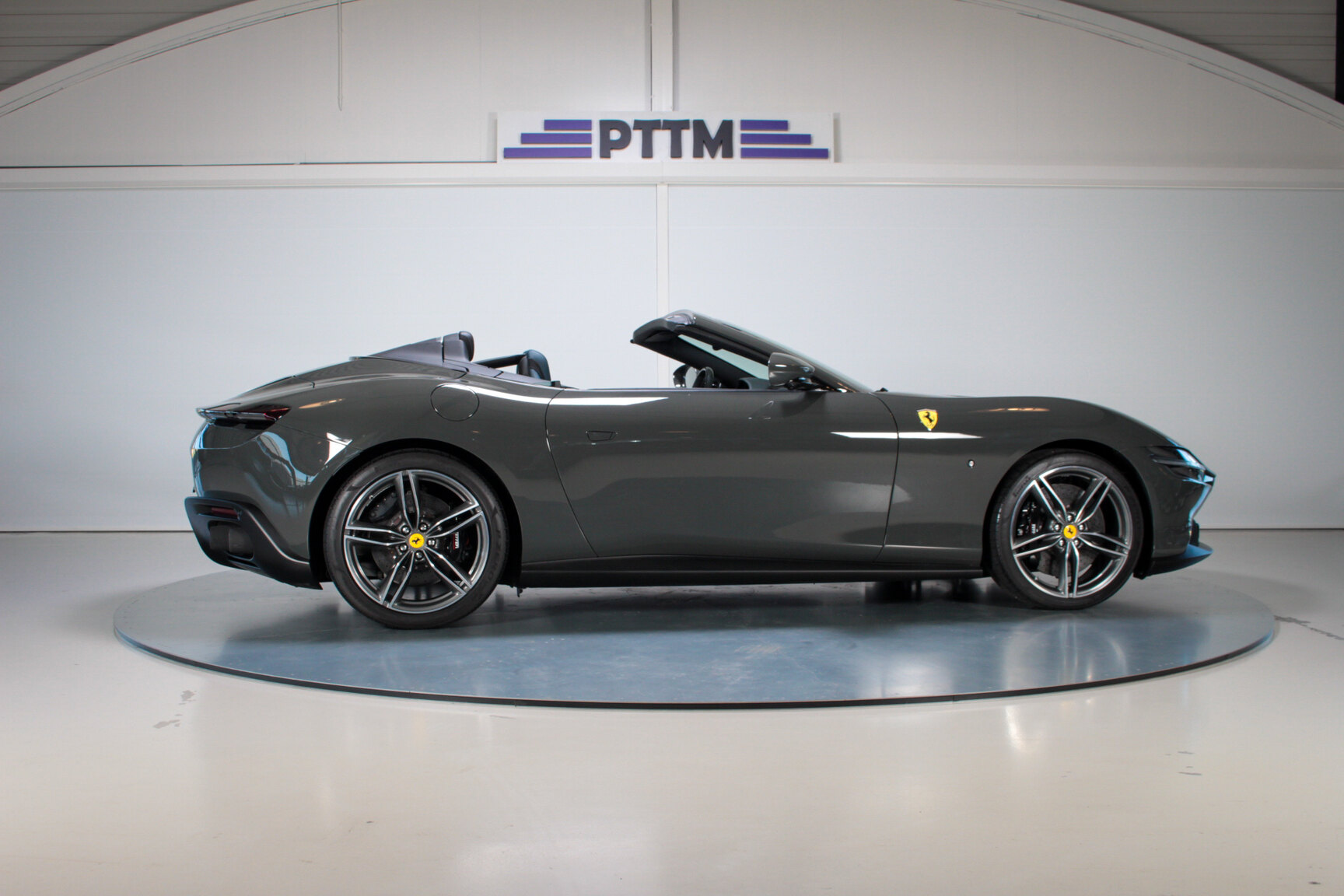 Exteriörbild på 2024 Ferrari Roma Spider