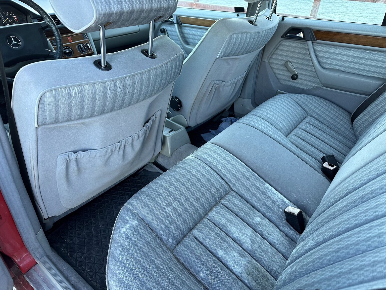 Innenraumfoto von 1990 Mercedes-Benz 200 E