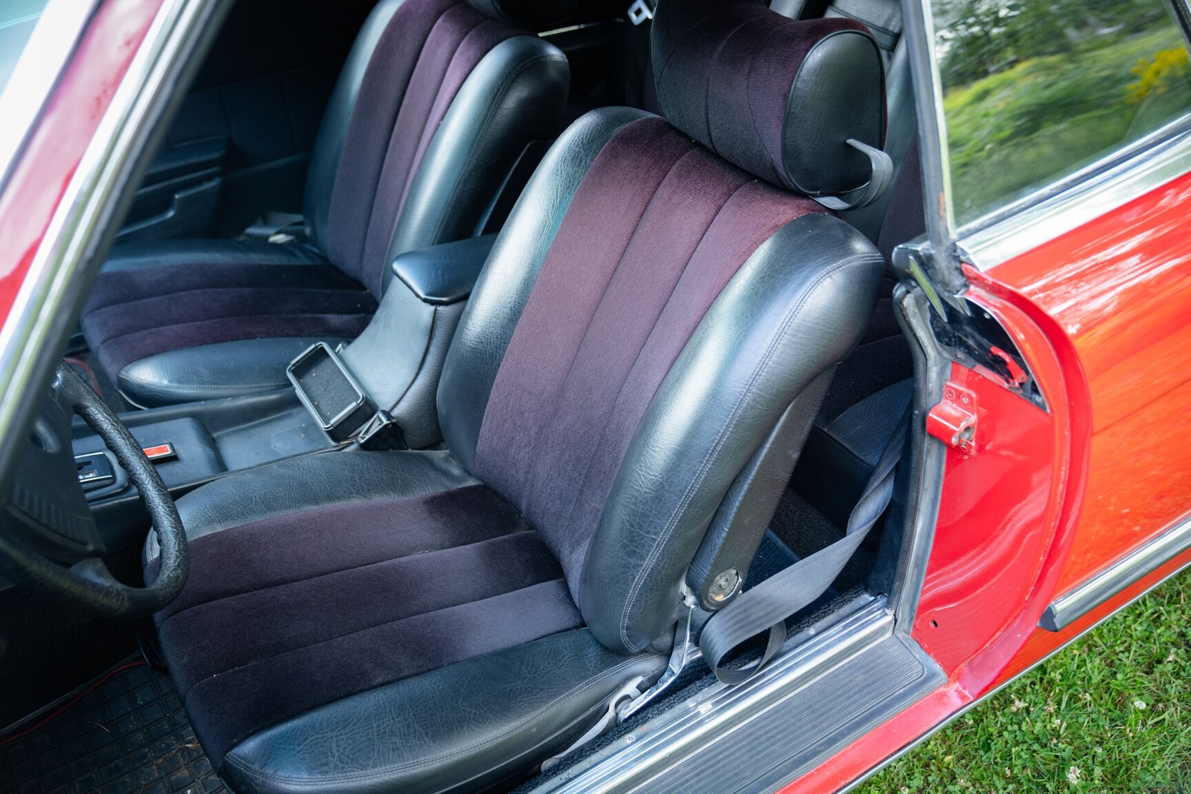 Interior image of 1975 Mercedes-Benz 350 SLC (2)