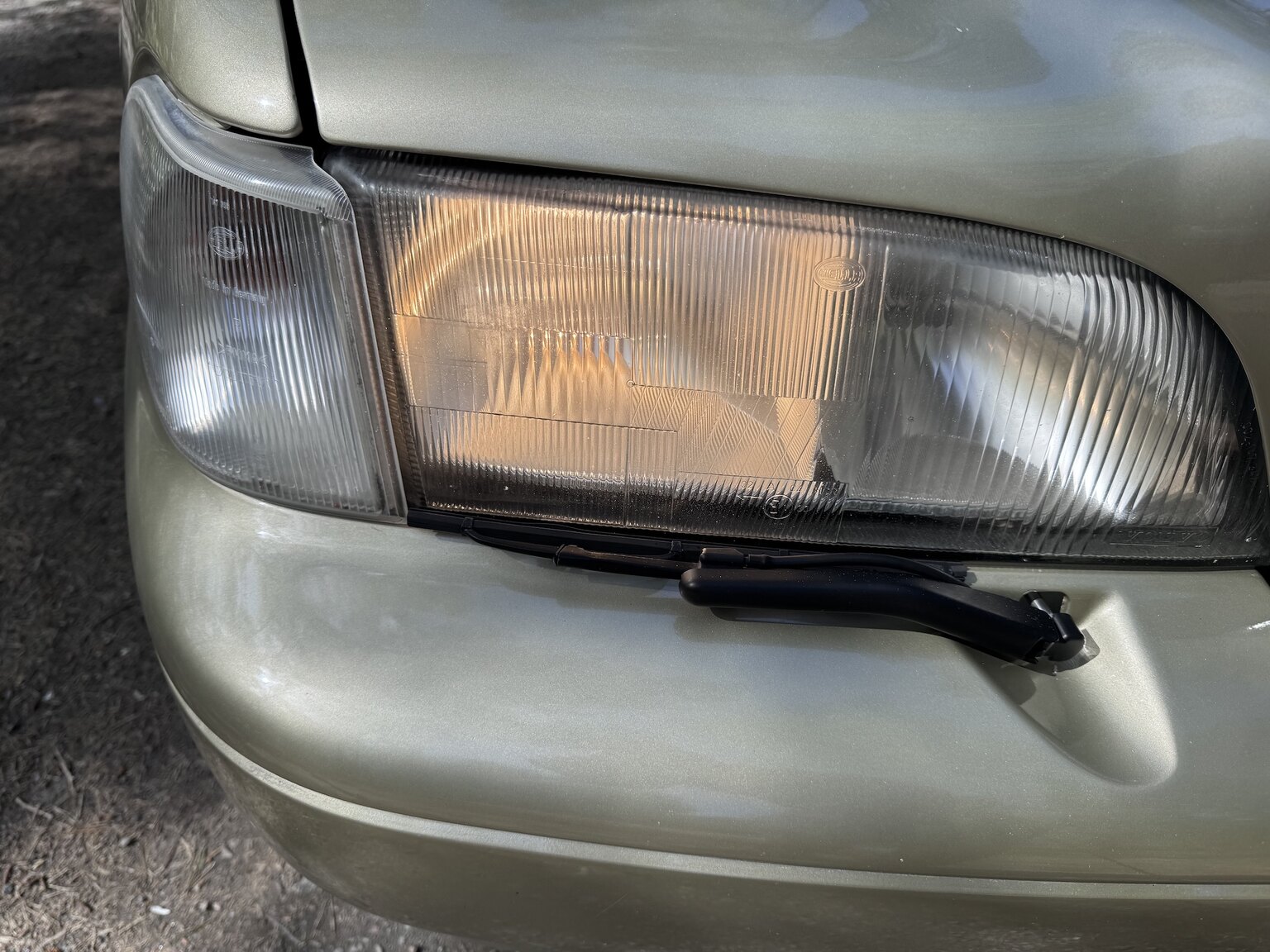 Exterior image of 1999 Volvo V70 2.5