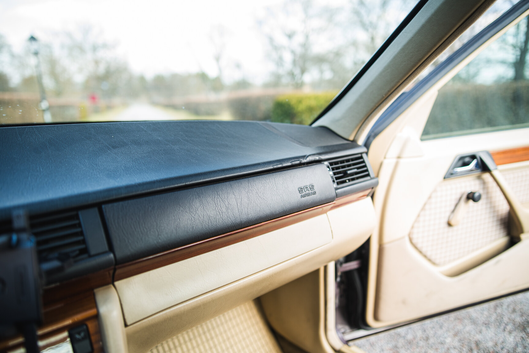 Interior image of 1993 Mercedes-Benz E 220