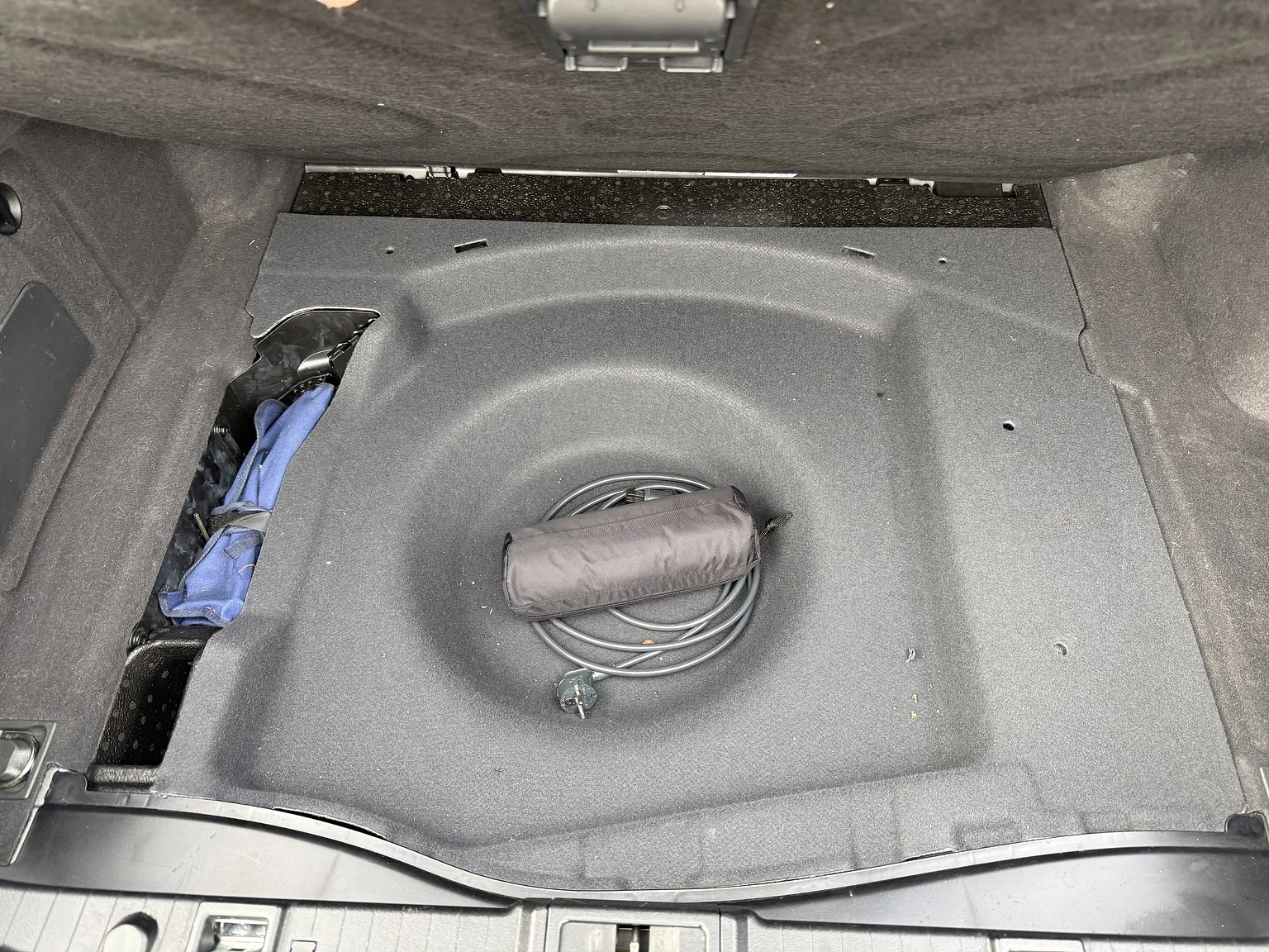 Interior image of 2004 Mercedes-Benz E 500 7G-Tronic (82)