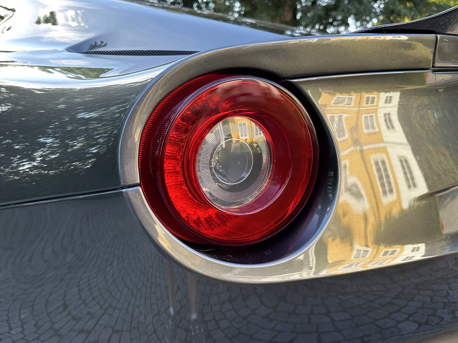 Exteriörbild på 2013 Ferrari F12 Berlinetta