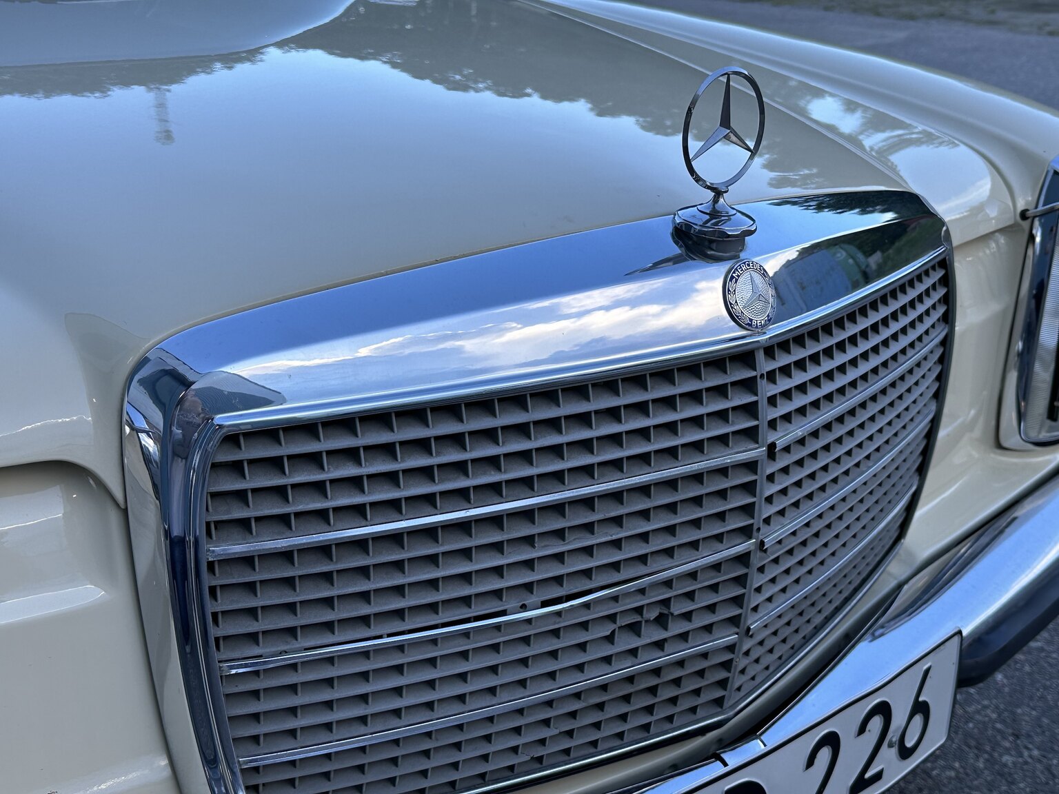 Exteriörbild på 1974 Mercedes Benz 230.6