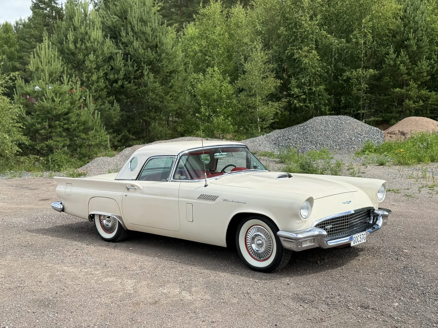 Exteriörbild på 1957 Ford Thunderbird (3)