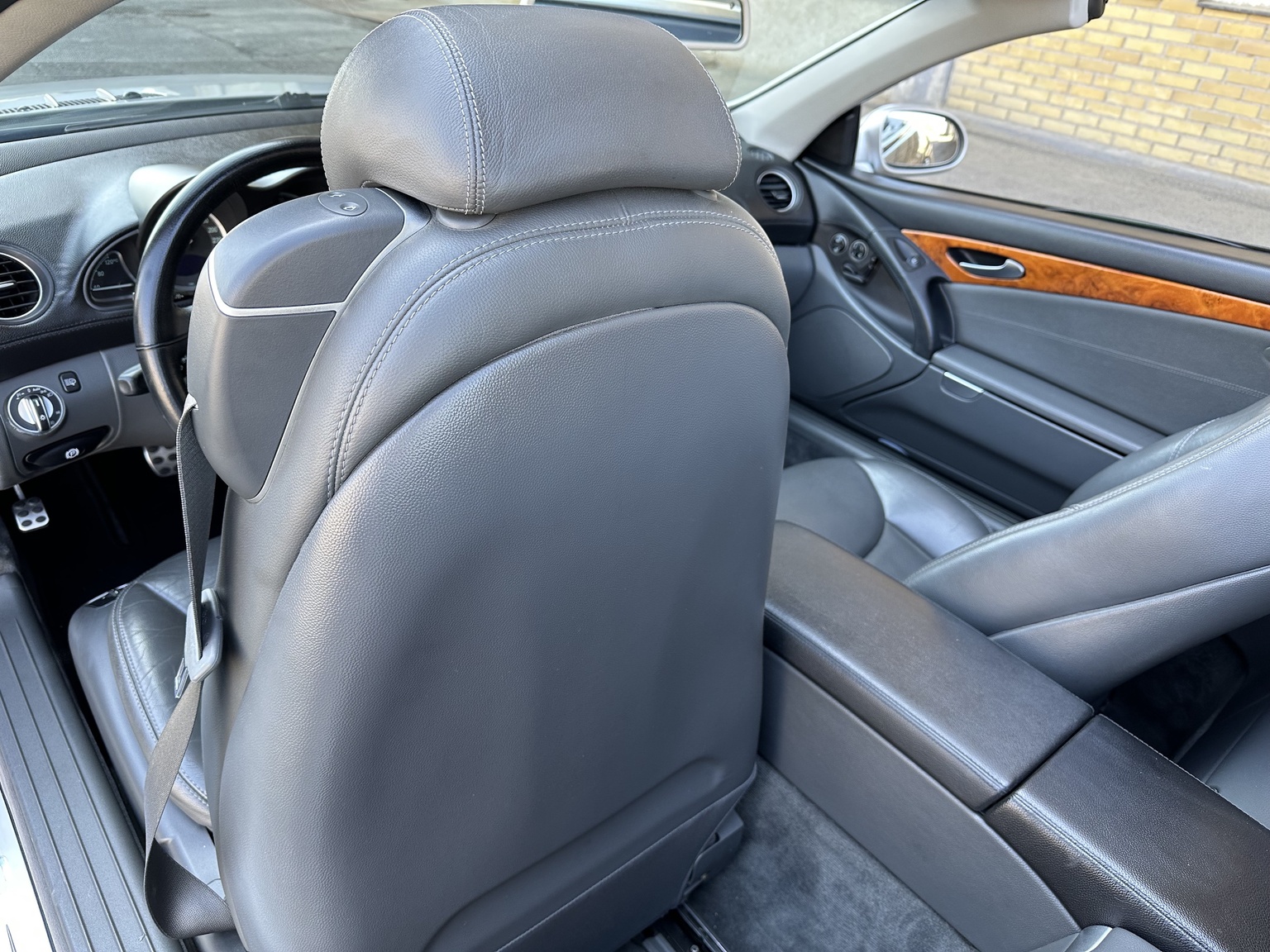 Interior image of 2002 Mercedes SL 500 (11)