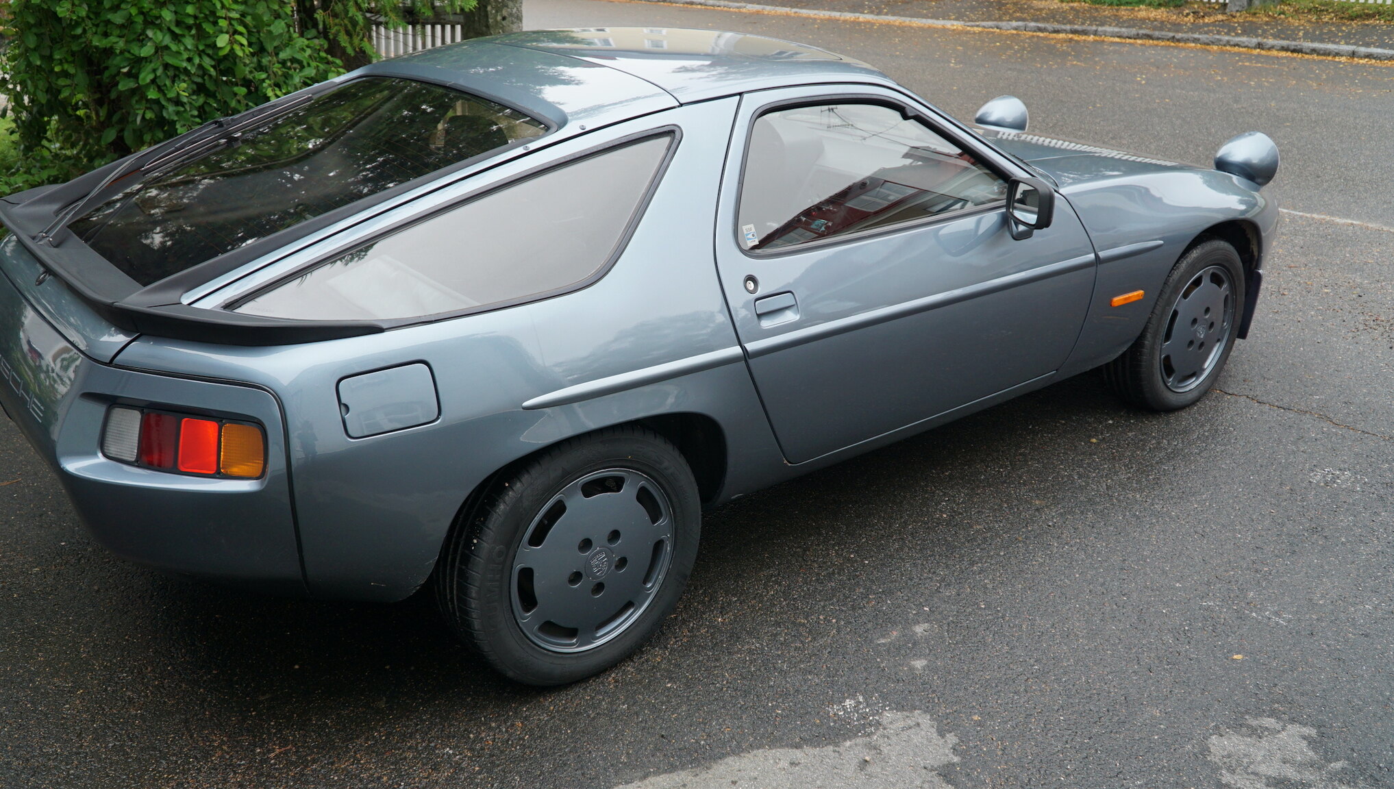 Exterior image of 1983 Porsche 928S (22)