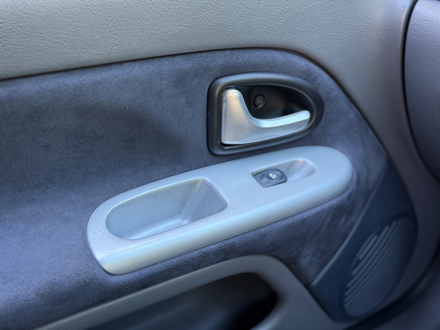 Interior image of 2002 Renault Clio Sport V6