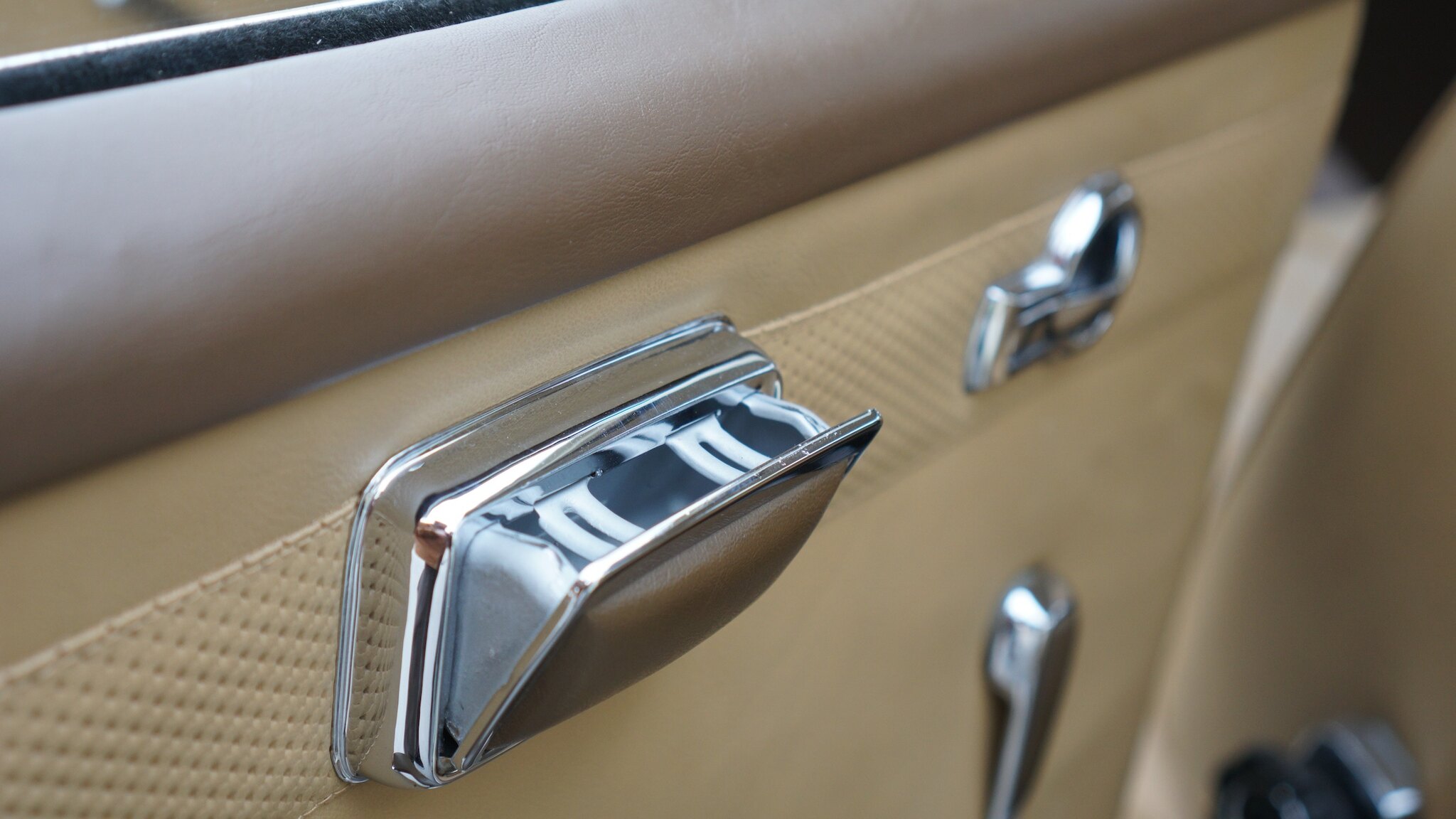 Interior image of 1966 Mercedes-Benz 230 S