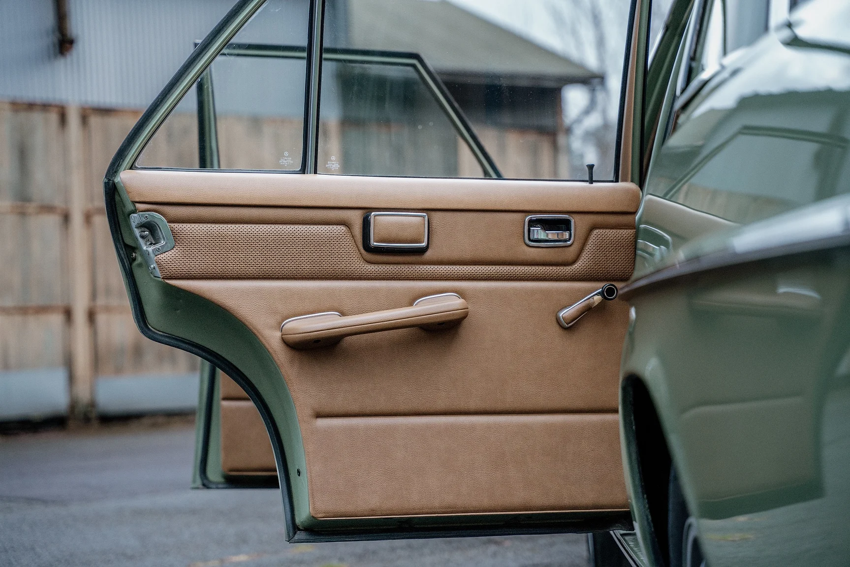 Interior image of 1975 Mercedes-Benz 240 D 3.0 (32)