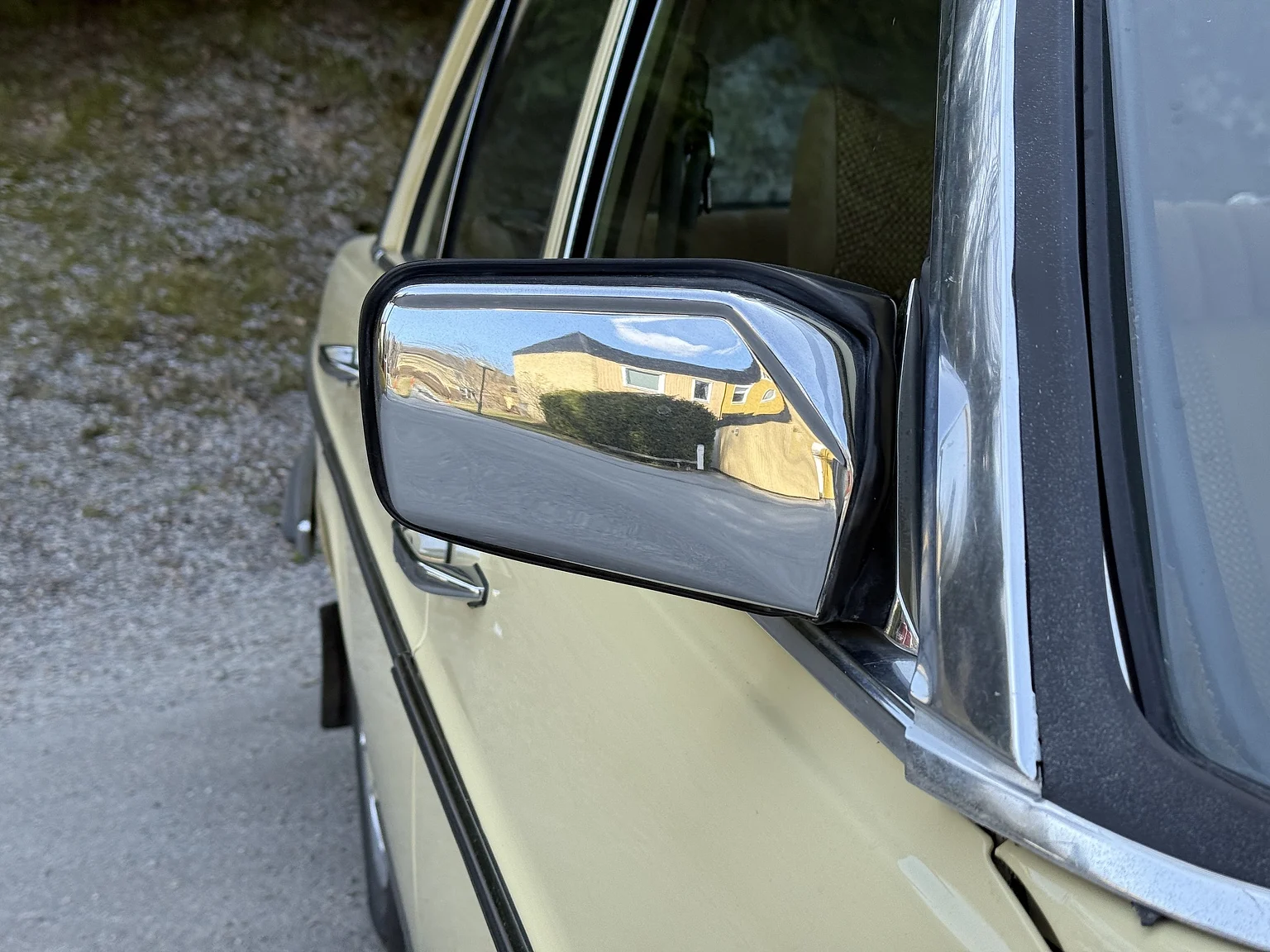 Exterior image of 1974 Mercedes-Benz 230 Automatic (35)