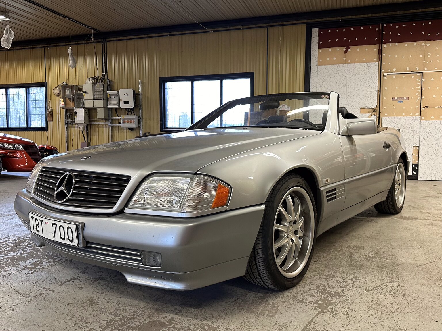 Exteriörbild på 1993 Mercedes-Benz SL 320 (26)