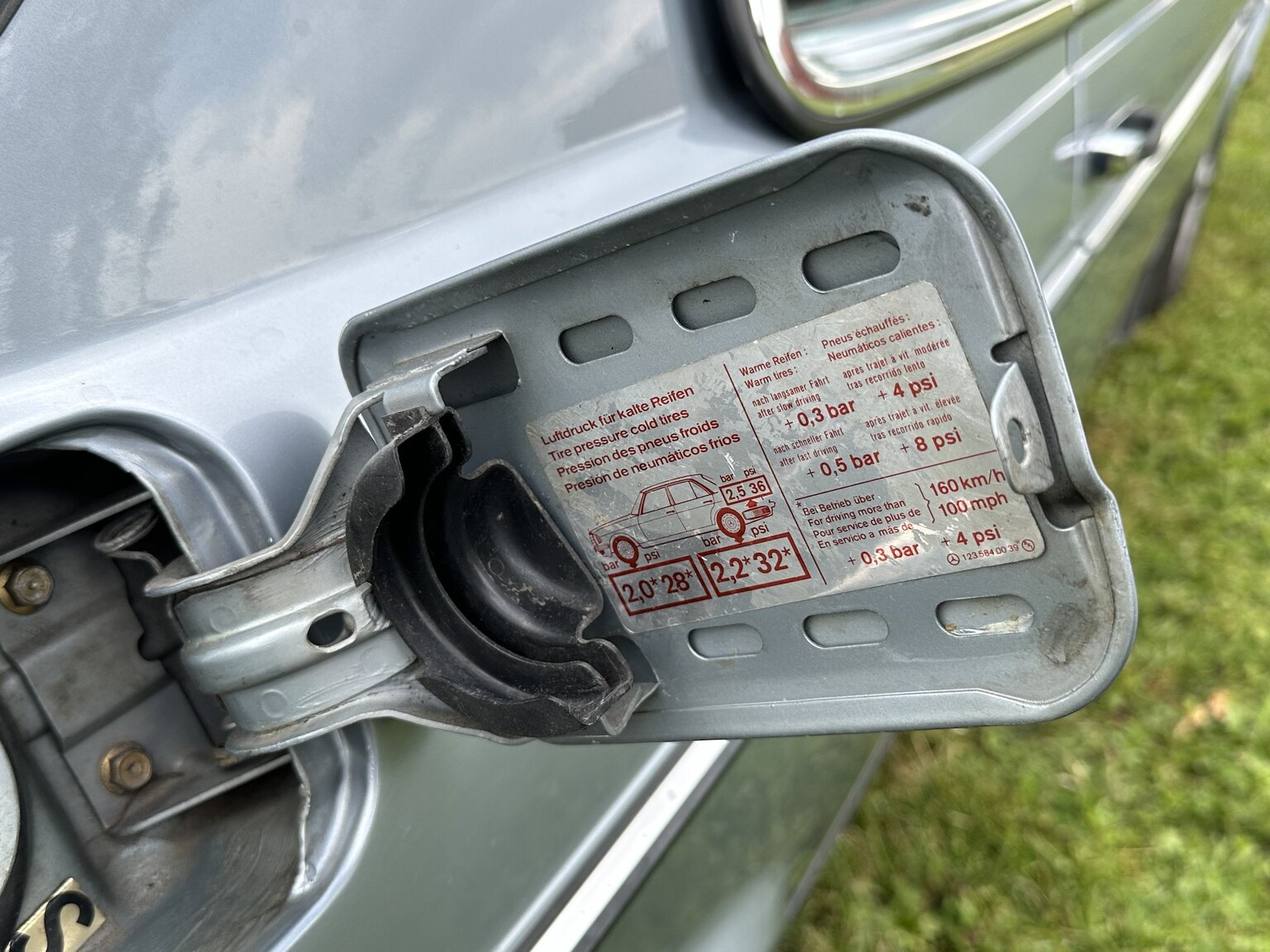 Exteriörbild på 1984 Mercedes-Benz 230 CE