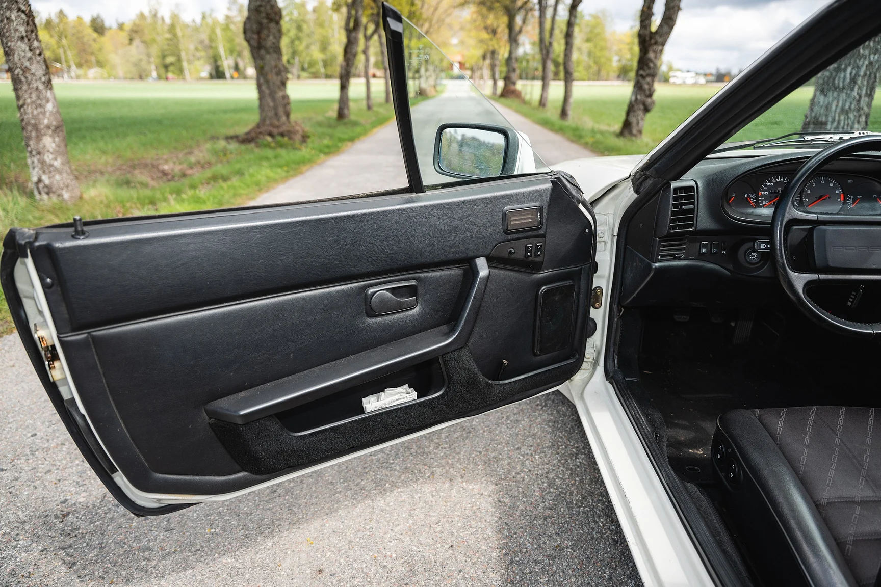 Interior image of 1990 Porsche 944 S2 Cabriolet  (18)