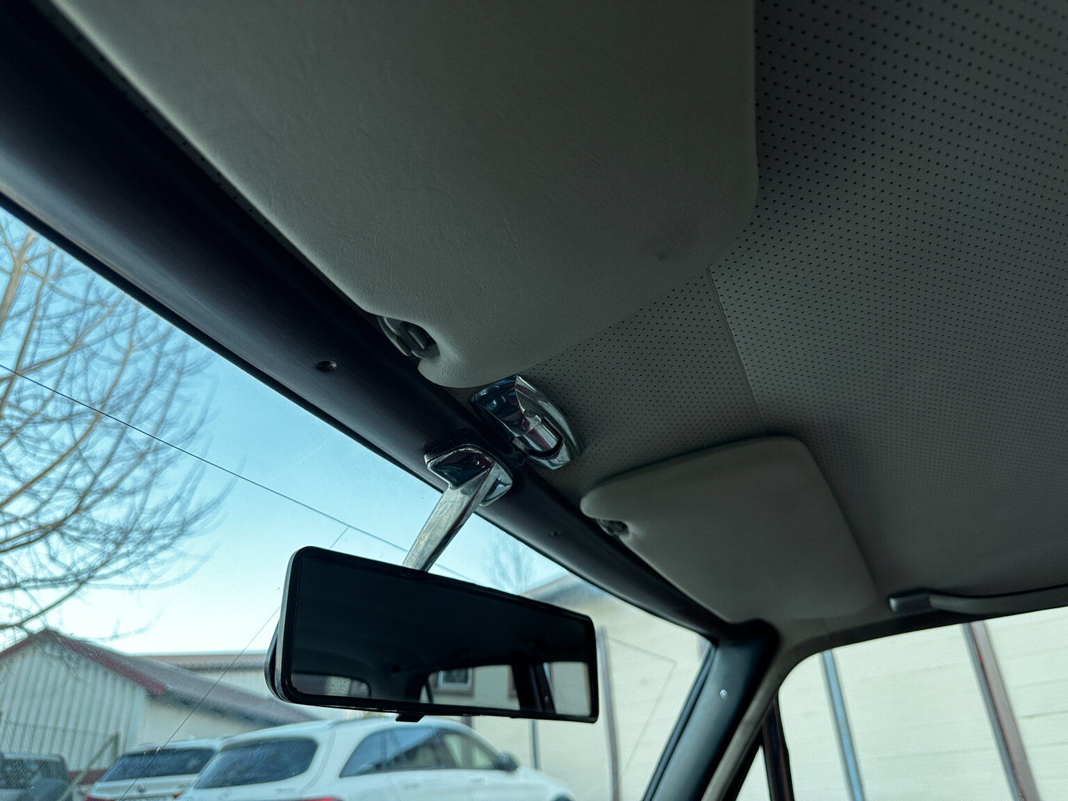 Interior image of 1967 Mercedes-Benz 250 S