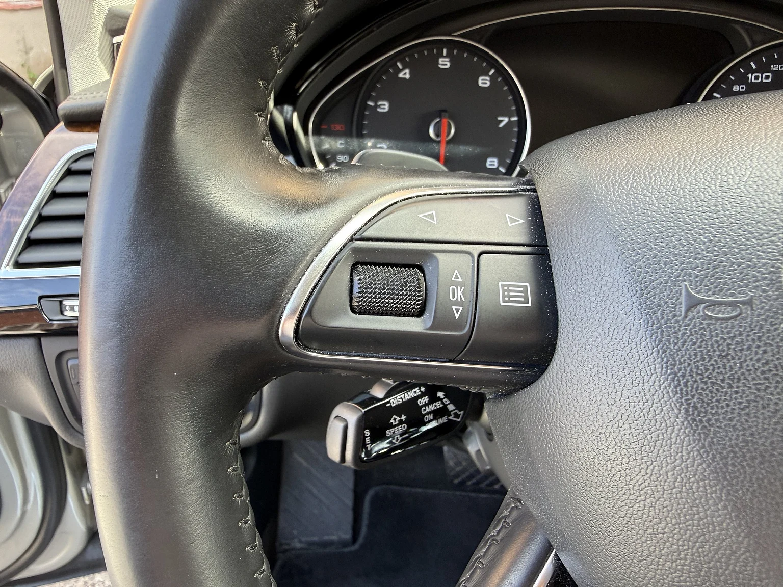 Interior image of 2014 Audi A8 4.0 TFSI (30)