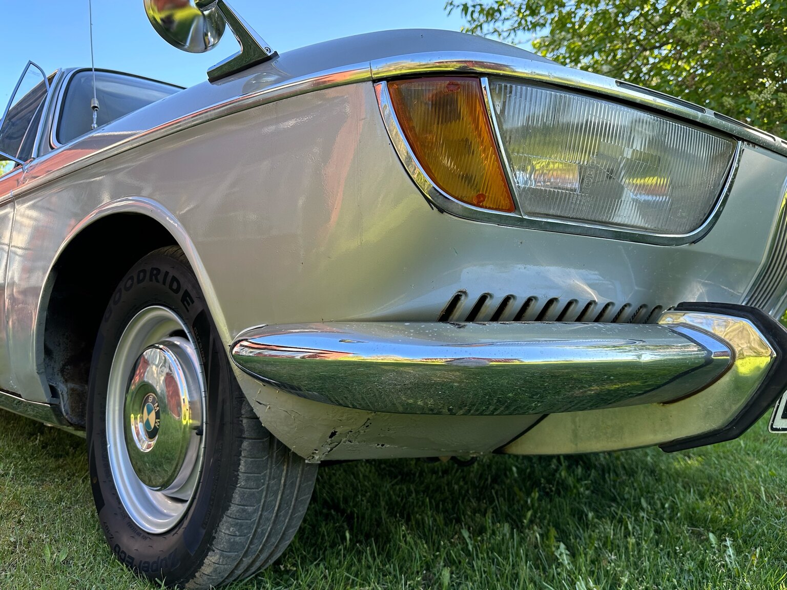 Exteriörbild på 1968 BMW 2000 CS