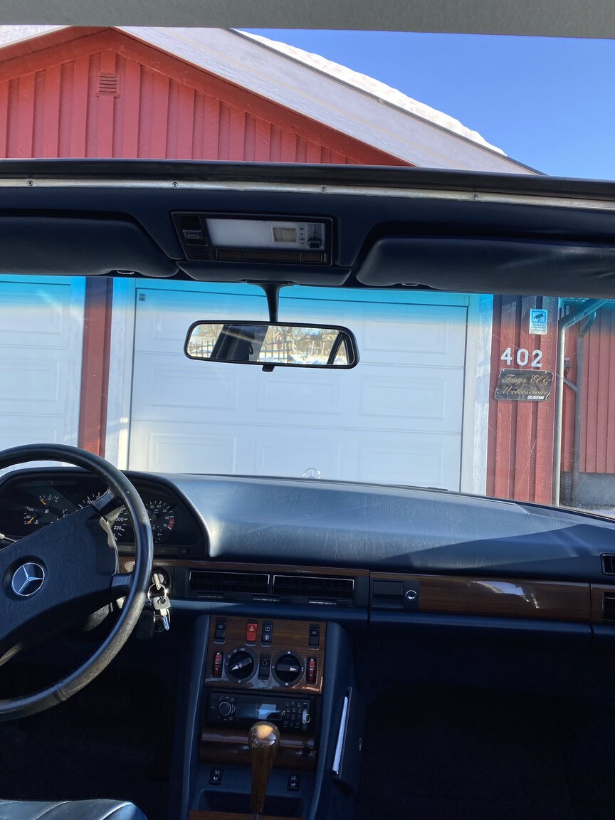 Interior image of 1988 Mercedes-Benz 300 SE (4)