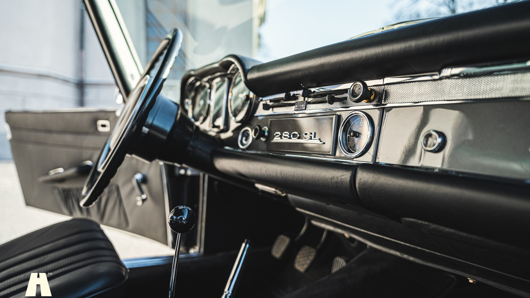 Interior image of 1970 Mercedes 280 SL Pagoda (49)