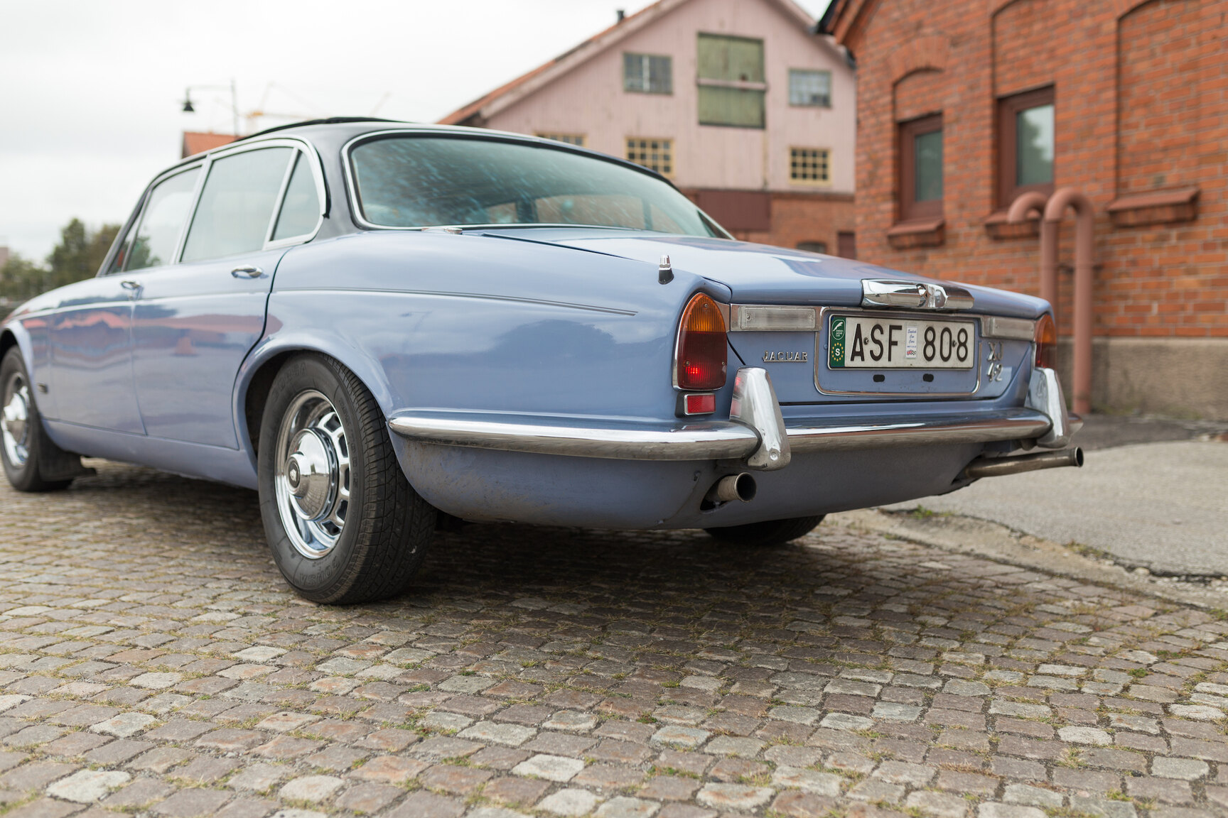 Exterior image of 1975 JAGUAR XJ6  (38)