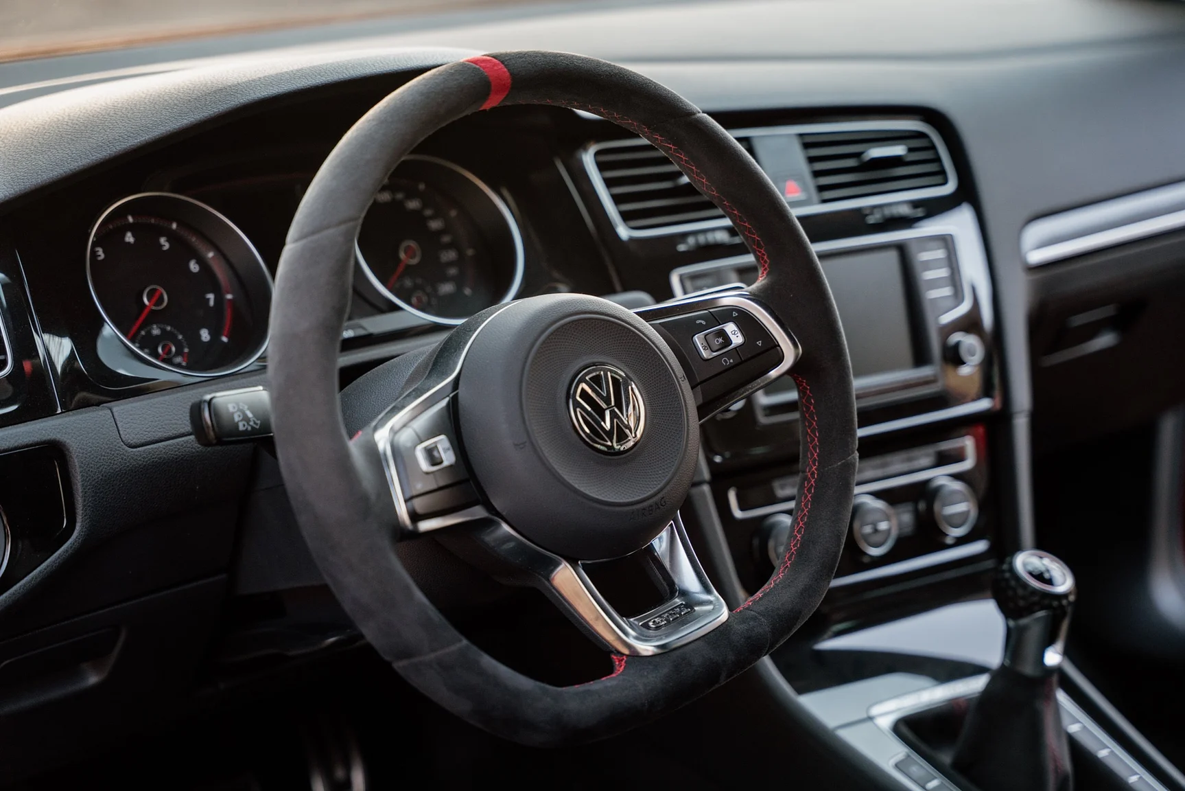 Interior image of 2016 Volkswagen Golf GTi Clubsport S - no. 291/400 (9)