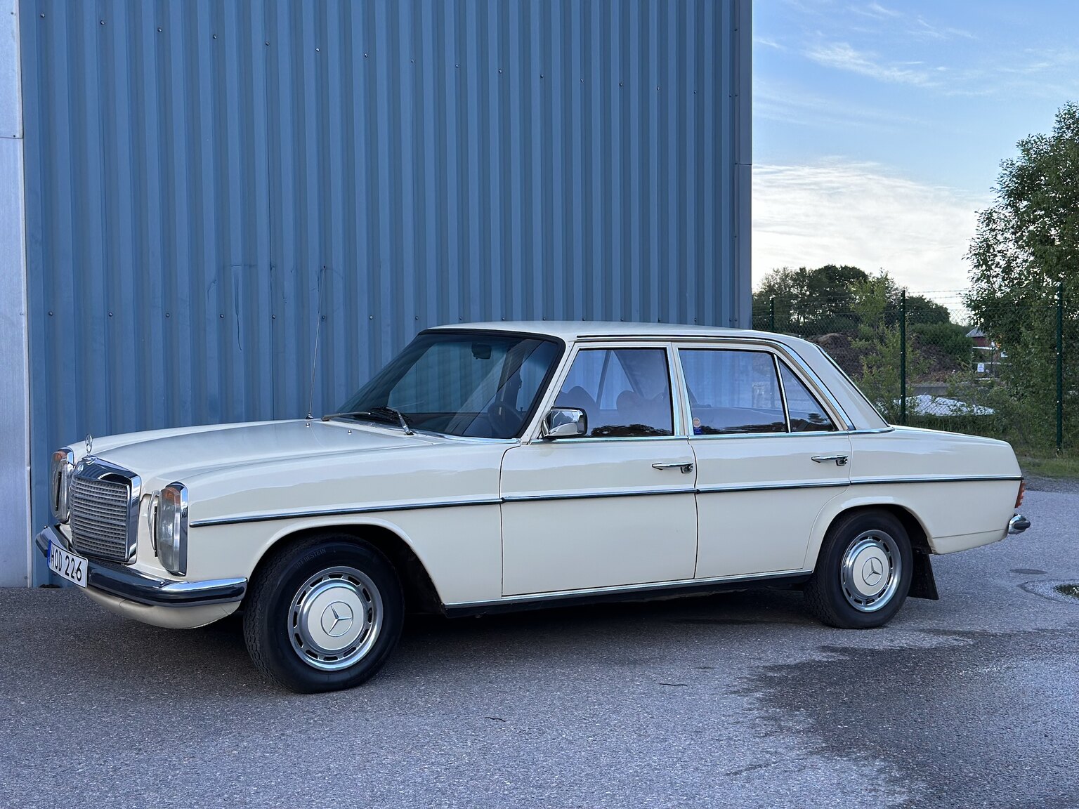 Exteriörbild på 1974 Mercedes Benz 230.6