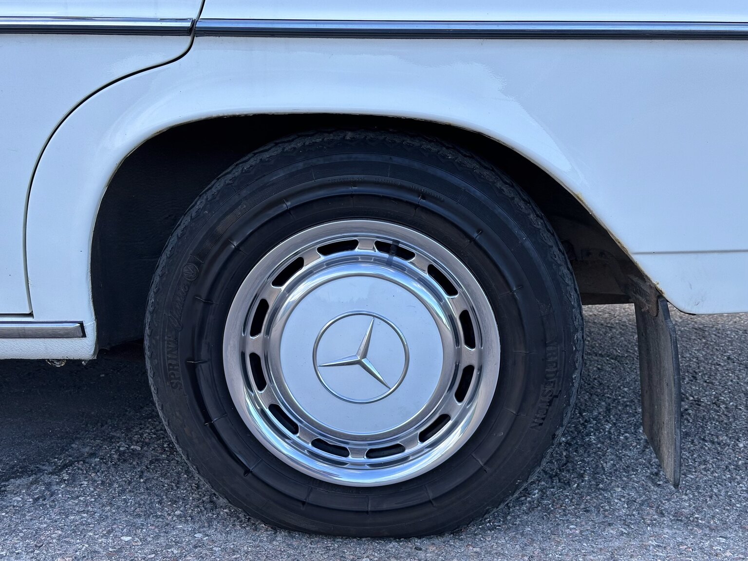 Aussenfoto 1975 Mercedes Benz 200 (40)