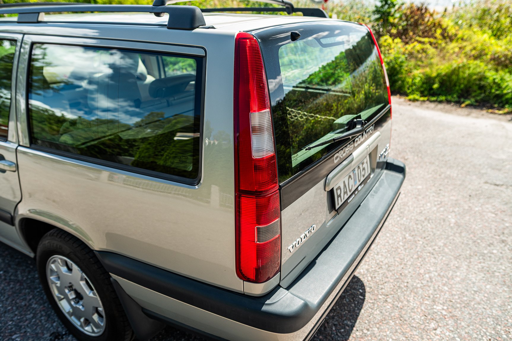 Exterior image of 2000 Volvo V70 XC 2.4 T AWD 