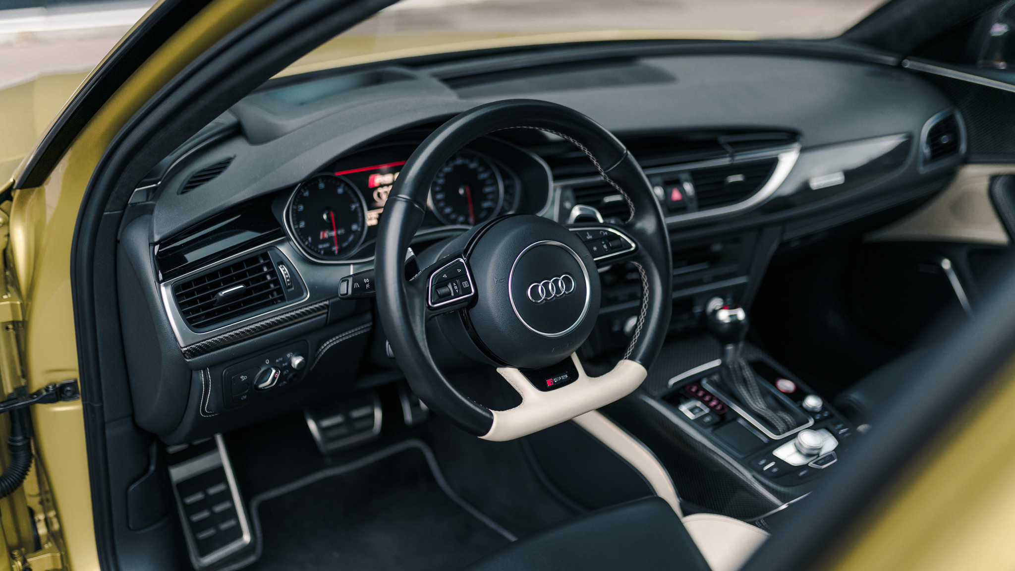 Interior image of 2016 Audi RS6 Avant Exclusive (19)