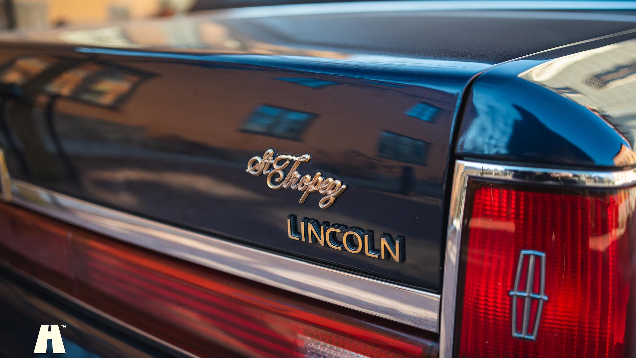 Exterior image of 1992 Lincoln Town Car Limousine 
