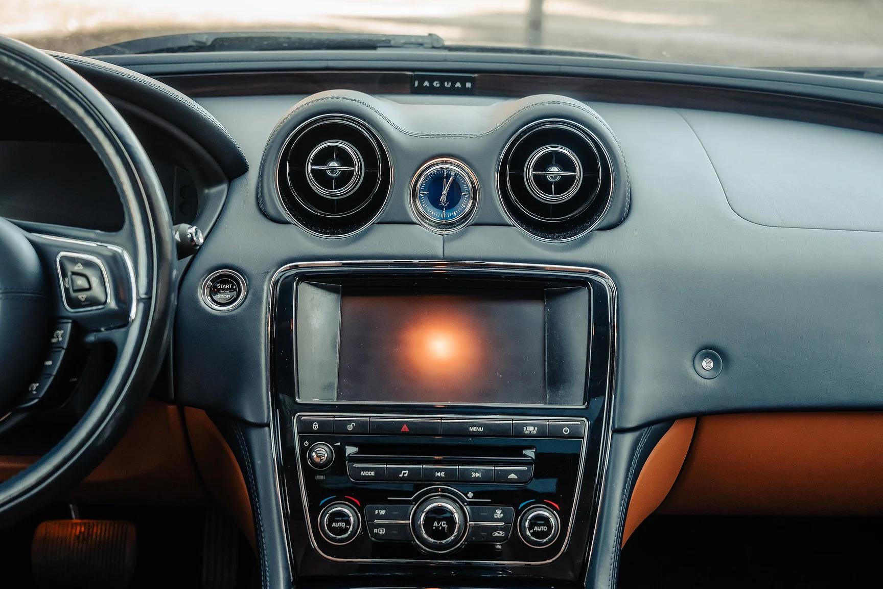 Interior image of 2012 Jaguar XJ (33)